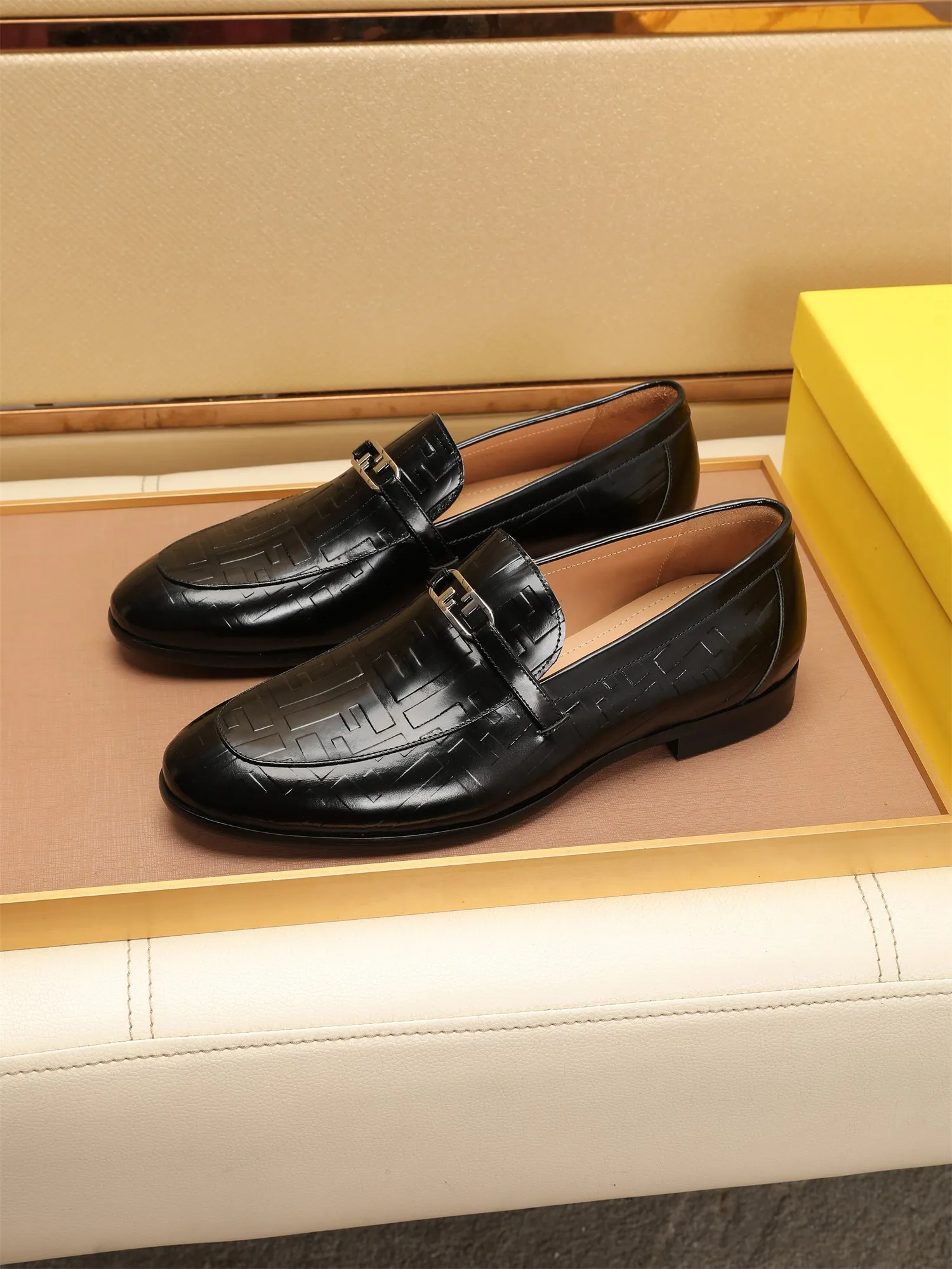 Men's shoes💰460 🕷🕷【FENDI】The latest men's formal leather shoes🇨🇳Classic series not to be missed💯The first layer is made of imported first-layer cowhide☘Original quality, the leather is smooth and delicate🎋Awesome version, perfect streamlined outline🍇Cowhide lining, size 38-44 (customized at 45.46)...